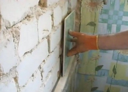 Фото укладки плитки на кухонный фартук - укладка плитки на кирпичную стену