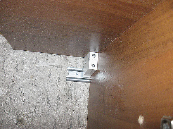 Как крепится кухня к стене. Крепление шкафа к стене на профиль к239ц. Планка навесная (ОСП 1.01.03). Крепление для навесных шкафов. Крепёж для кухонных навесных шкафов.