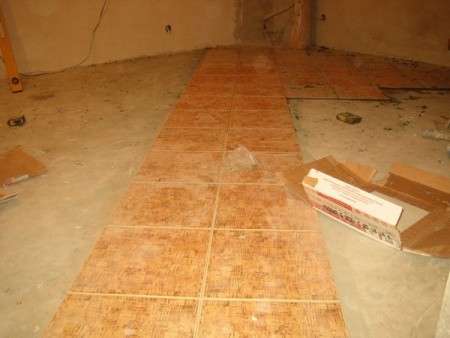 Укладка плитки на пол кухни ромбом