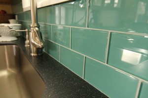 Стеклянная плитка на кухне: примеры стеклянного кухонного фартука