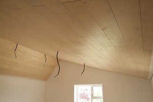 Потолок из деревянной доски на кухне своими руками