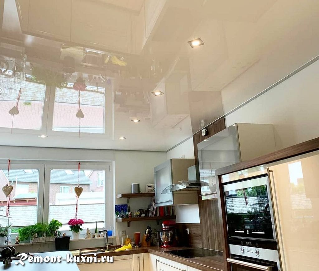 Какой натяжной потолок на кухне будет идеальным