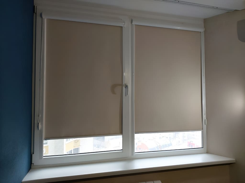 Чем закрытые рулонные шторы лучше открытых