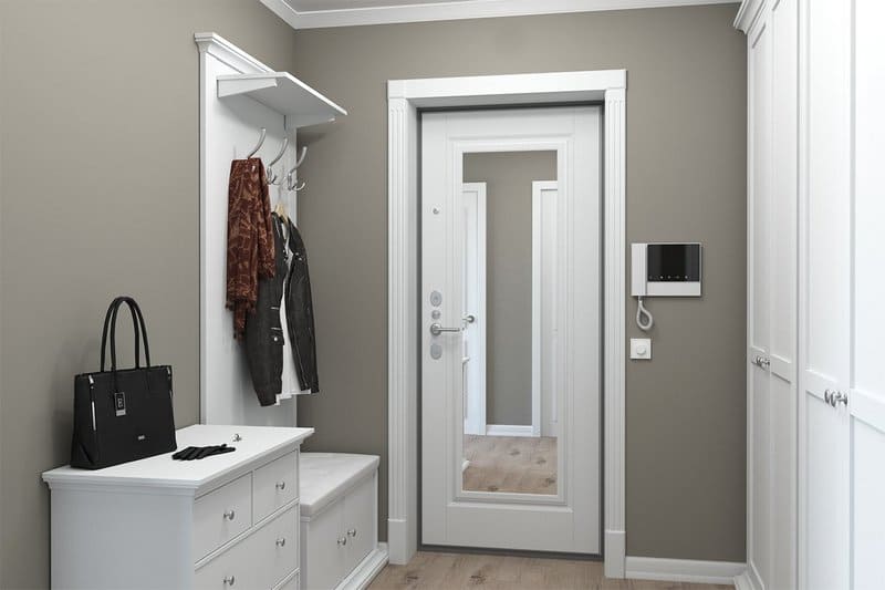 Дверь с зеркальной вставкой